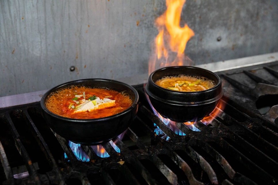 장터밥상의 착한 품목은 된장찌개와 김치찌개를 8,000원에 판매하고 있습니다.