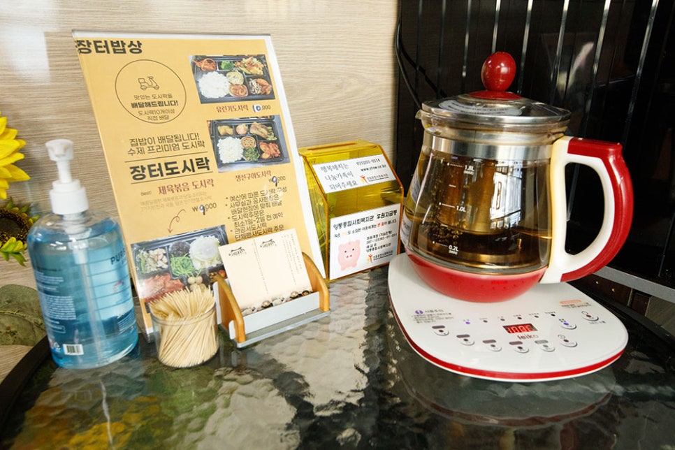 식후에 소화를 돕고, 속까지 편해질 수 있도록 우엉이나 옥수수 등을 우린 건강차도 제공하고 있어요. 이러한 세심함 덕분에 주변 관공서에서 오는 직원분들이나, 대학생부터 가족단위까지 손님들이 많이 찾아주셔서 점심시간엔 종종 웨이팅이 있다고 하니 참고하시면 좋을 거 같아요.