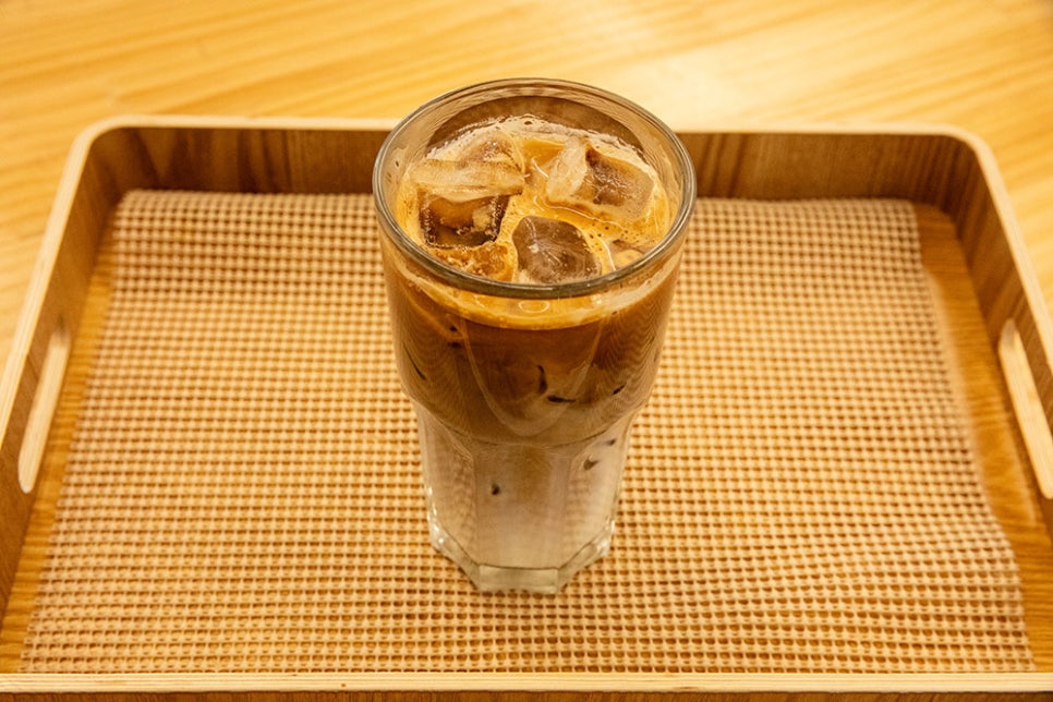 1급 바리스타 자격증을 수료하신 사장님의 커피 맛은 어떨까요~? 사장님이 직접 여러 업체 중 엄선한 원두로 내린 아메리카노와 라떼입니다. 찐하고 고소한 맛이 일품이에요. 