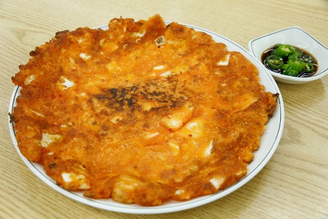 전을 판매하는 가게에서도 이 가격으로 판매하기 어려운데, 칼국수 집에서 바삭하게 바로 구워낸 부침개를 단돈 7,000원에 먹어 볼 수 있습니다. 