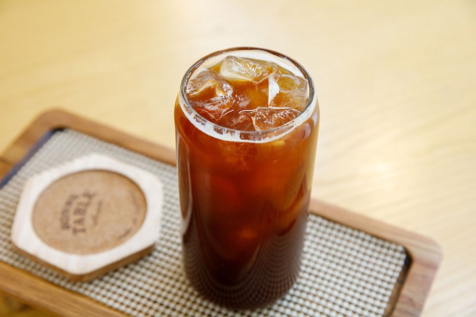 깔끔한 커피 맛이 일품인 도톰커피입니다. 카페이름을 따와 만든 도톰커피는 우리가 흔히 알 수 있는 아메리카노에요^^