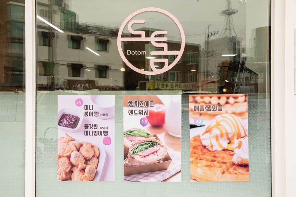 시그니처 도톰라떼 등 커피나 음료류도 많이 나가지만 이외에도 와플, 미니붕어빵, 토스트, 샌드위치 등 다양한 디저트 메뉴들도 인기 메뉴랍니다. 손이 빠른 사장님은 커피면 커피 와플이면 와플, 주문이 들어오는 대로 빠르게 내어 주십니다.