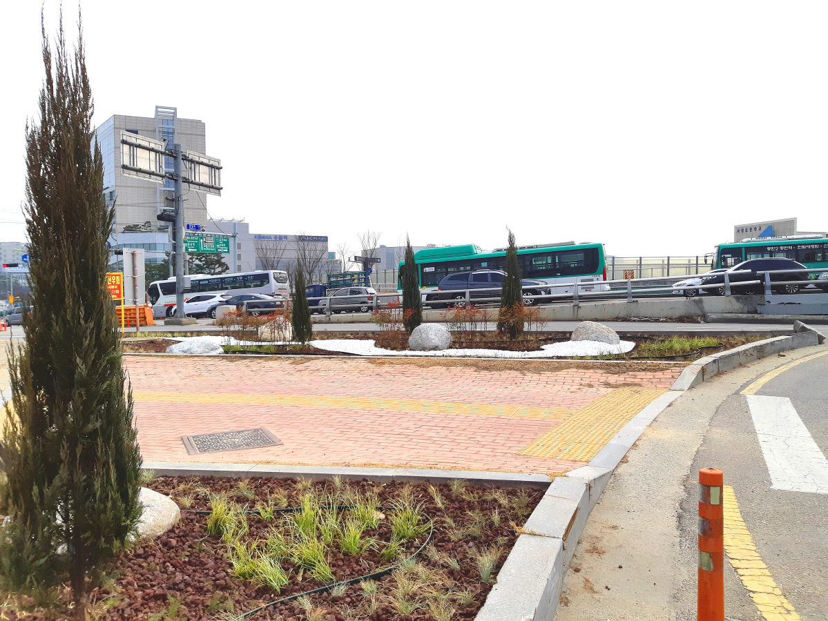 도시숲 조성 사업 후 수원역 교통섬 사진